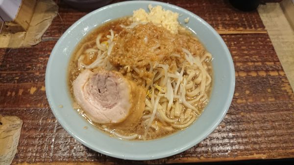 「中ラーメン(850円)ヤサイ少な目ニンニクアブラ普通」@立川マシマシの写真