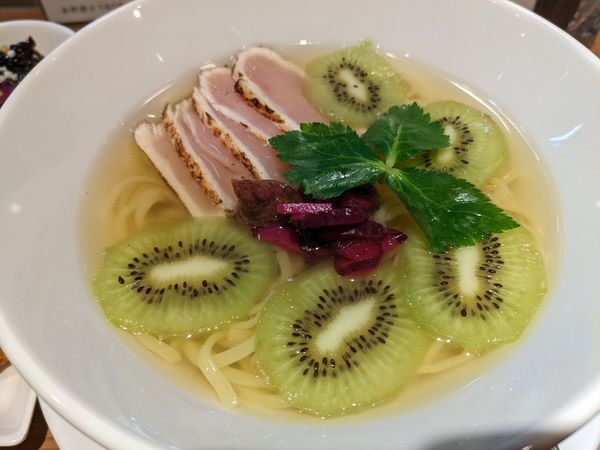 「夏季限定冷やし塩キウイ鶏soba」@鶏Soba Toraやの写真
