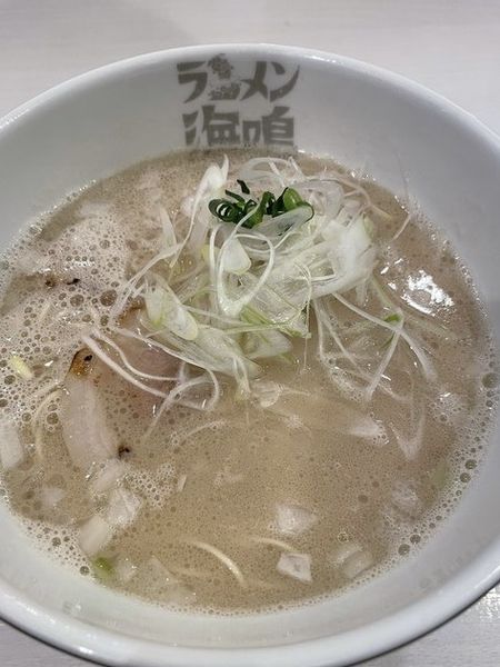 「とんこつラーメン」@ラーメン海鳴 福岡空港店の写真