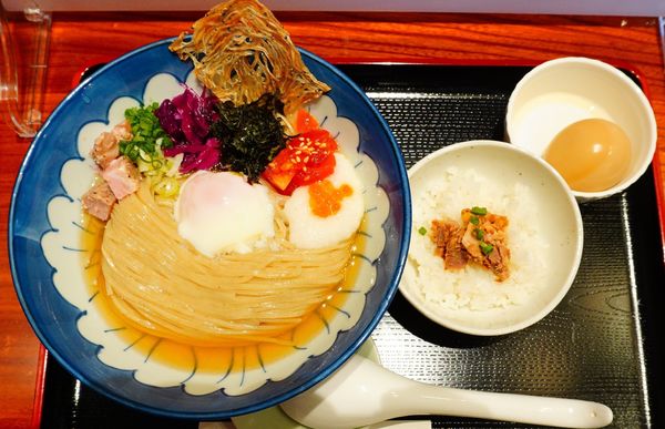 「【限定10食】涼香麺 追い飯付き＋味玉」@食煅 もみじの写真