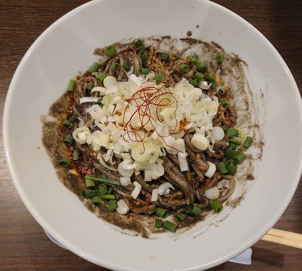 「汁無し担々麺 黒(980円)」@うさ担 浦和本店の写真