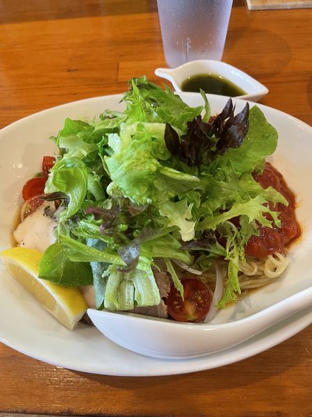 「トマトとリーフの涼麺＋タルチャーごはん¥1,300」@めん結び 光の葉の写真