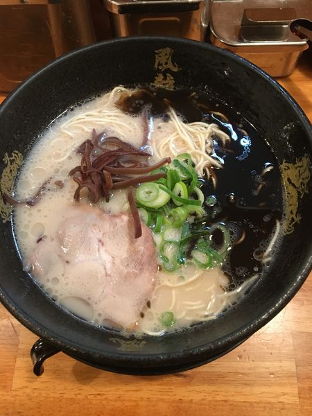 「黒マー油　とんこつラーメン(630円)」@博多風龍 神田西口店の写真