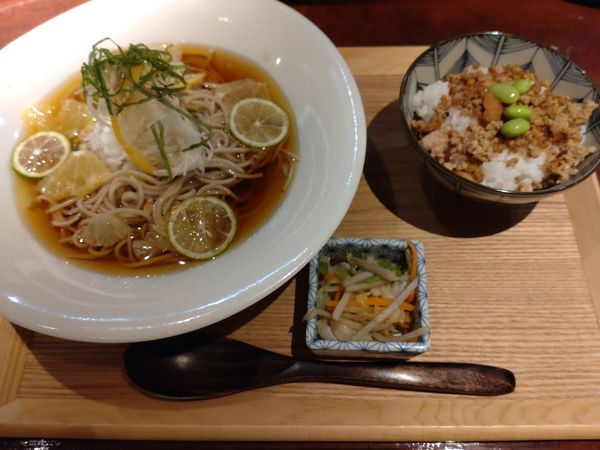 「（期間限定）冷やし柑橘そば　９５０円　※」@ハレツバメ 丸の内センタービル店の写真