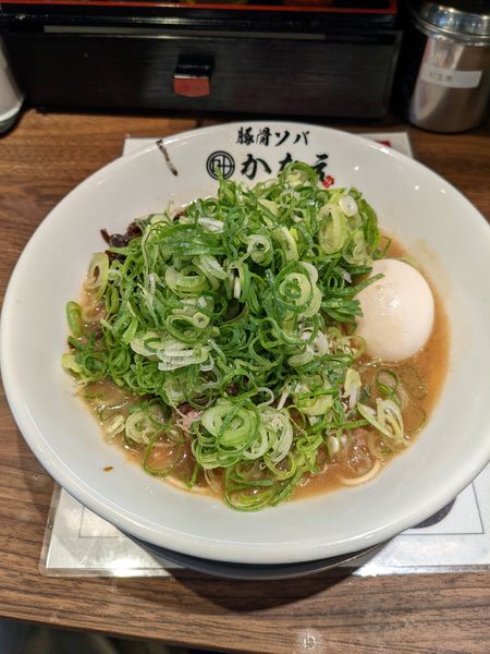 「濃厚味玉豚骨ソバ＋九条ネギ（駐車券提示サービス）」@豚骨ソバ かなえの写真