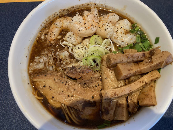 「えびBLACKラーメン+メンマ 900+100円」@らーめん 和なり TRIOの写真