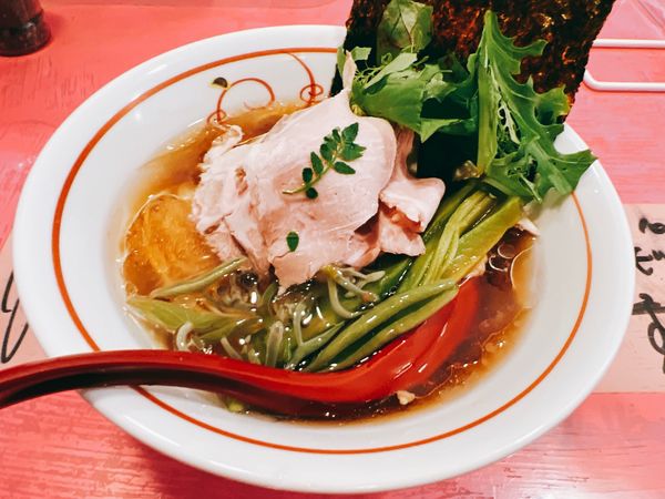 「凛々しい冷たい蓴菜×比内地鶏×本枯れ節中華ソバ」@らーめん凛々の写真