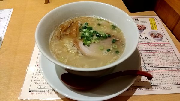「とんこつらぁ麺（塩）（８００円）」@らぁ麺食堂 吉凛の写真