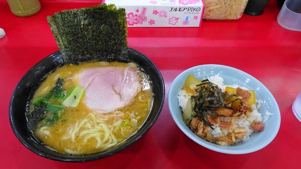 「ラーメン並（750円）＋まぶし丼（180円）＋ギョーザ3個」@杉田家 千葉祐光店の写真