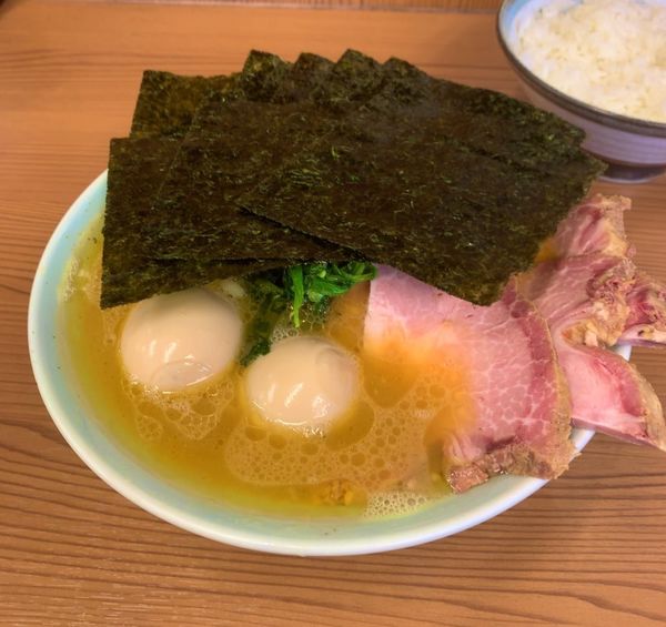 「外伝ラーメン、味玉(学生サービス)」@家系らーめん 武将家 外伝の写真