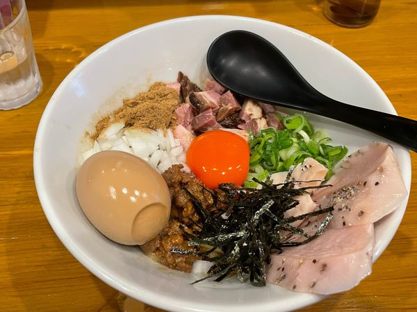 「魚介オイルの油そば　煮卵チャーシュートッピング」@MARCOの写真