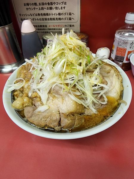 「小豚ラーメン つけ味 ネギ 生たまご」@ラーメン二郎 桜台駅前店の写真