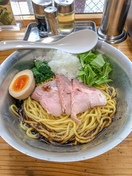 「鶏白湯ブラックまぜそば（薬味増し）」@らぁめん二代目 OKAWARIの写真