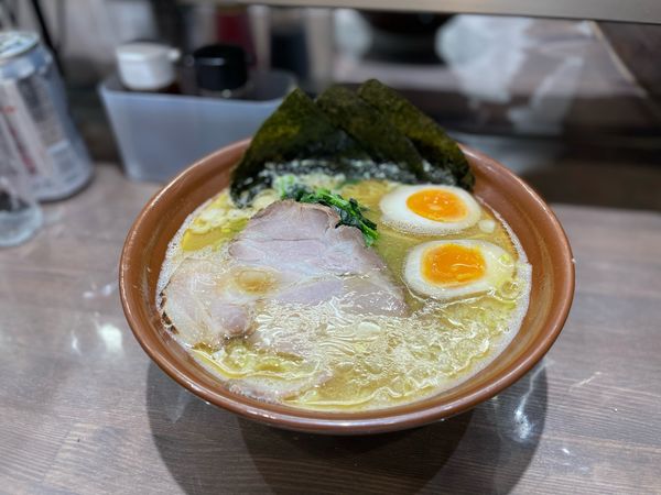 「王道　豚骨醤油¥750 中盛り¥100 味玉¥50」@麺屋天神の写真