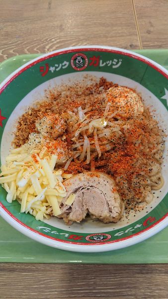 「まぜそば(玉子なし)+チーズ×2」@ジャンクガレッジ フォレオ菖蒲店の写真