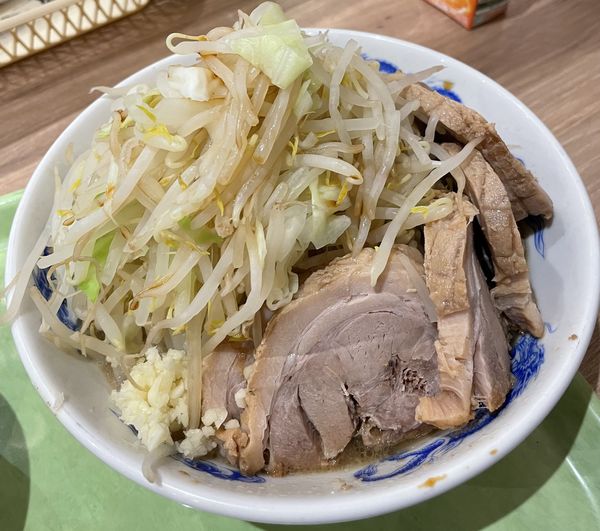 「ラーメン 豚増し4枚 野菜ダブル」@ジャンクガレッジ イオンレイクタウンmori店の写真