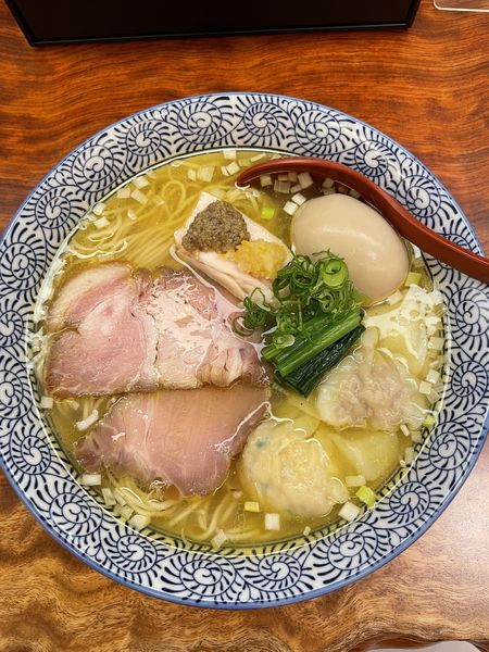 「特製塩そば+大盛+豚飯」@三馬路 東京店の写真