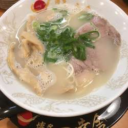 あっさり塩豚骨ラーメン(700円)