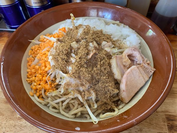 「大ラーメン麺増し700g アブラ魚粉玉ねぎ辛あげ」@麺でる 多摩センター店の写真