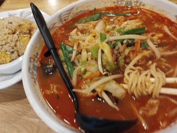 「日替り辛口味噌ラーメン＋半チャーハン(850)」@八起の写真