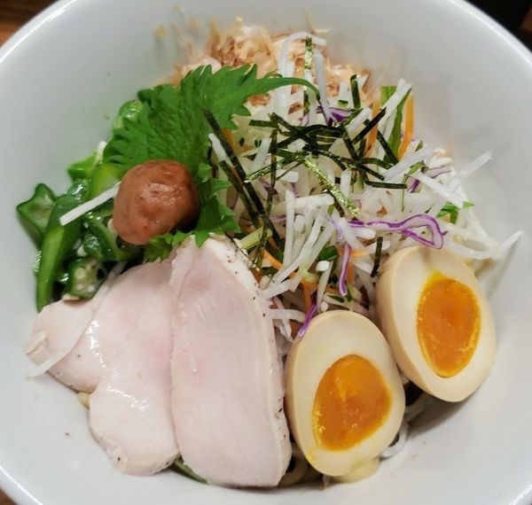 「【夏期限定】冷製梅油そば（追い飯付き） ９００円」@三代目 むじゃきの写真