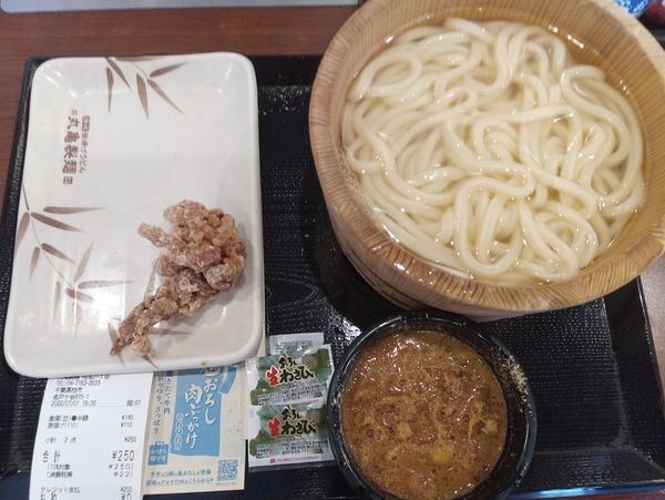 「釜揚げ並290円(1日半額140円)鶏唐揚げ110円」@丸亀製麺 柏名戸ヶ谷店の写真