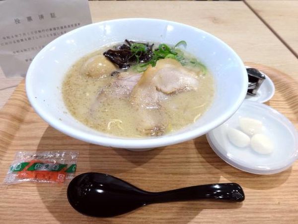 「白丸元味+煮玉子(930円)+替え玉(選挙割®無料サービス)」@一風堂 ルミネエスト新宿店の写真