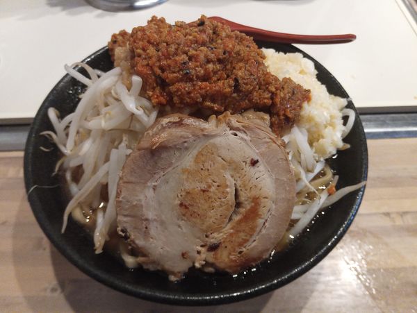 「オロチョンラーメン900円、ニンニクヤサイアブラアラメ」@麺屋 どんぶら来の写真