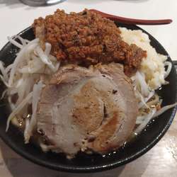 オロチョンラーメン900円、ニンニクヤサイアブラアラメ