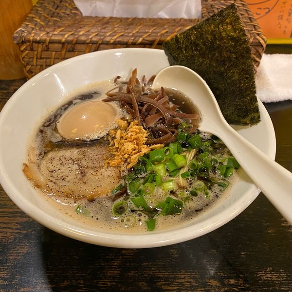 「味玉とんこつ黒マーユ」@上を向いていこうの写真