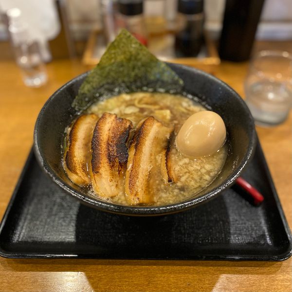 「濃厚醤油らーめん」@らぅ麺 ガラ喰楽学校 大宮店の写真