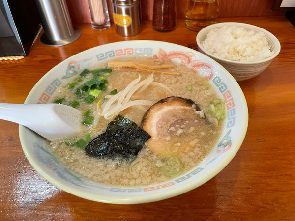 「ラーメン　半ライス」@中華そば専門店 木八 三島店の写真