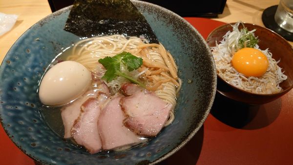 「純煮干しらーめん＋限定ごはん(しらす卵黄丼)」@麺庭つむぎの写真