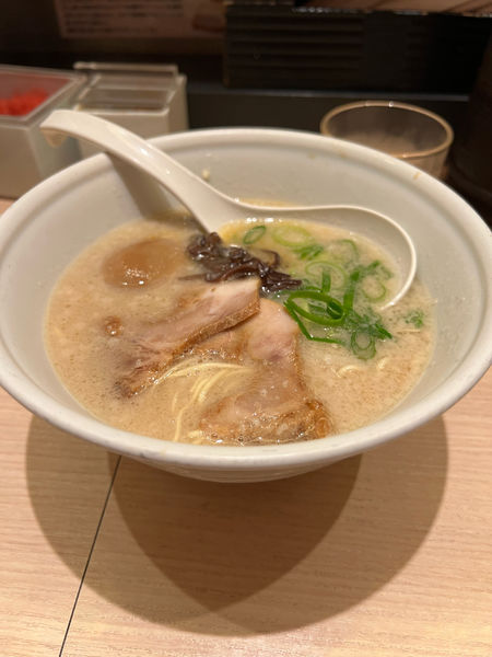「豚骨味玉ラーメン　850円」@TOKYO 豚骨 BASE MADE by 博多一風堂 ecute品川サウス店の写真