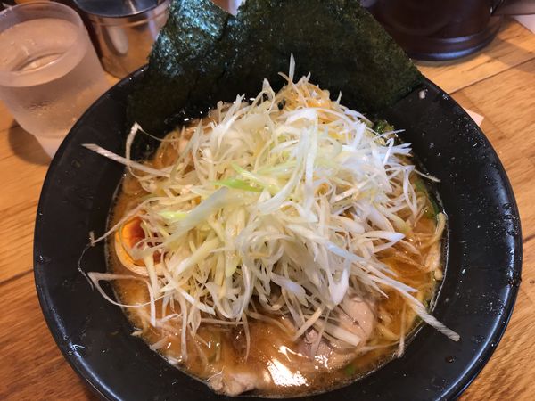 「赤味噌ﾈｷﾞﾁｬｰｼｭｰﾒﾝ 中盛 ﾊﾞﾘｶﾀ」@壱八家 つきみ野店の写真