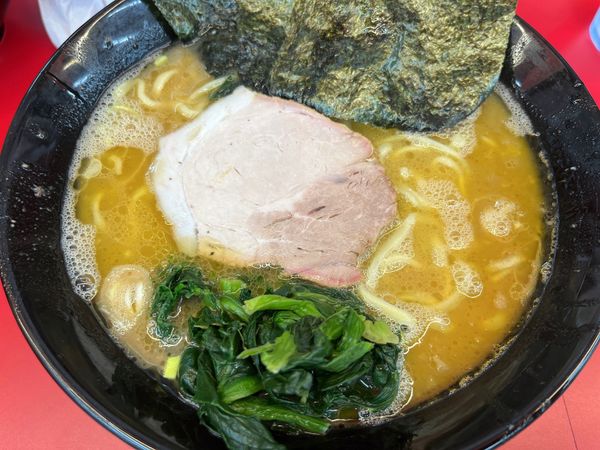 「中盛りラーメン」@横浜家系ラーメン 宮里家の写真