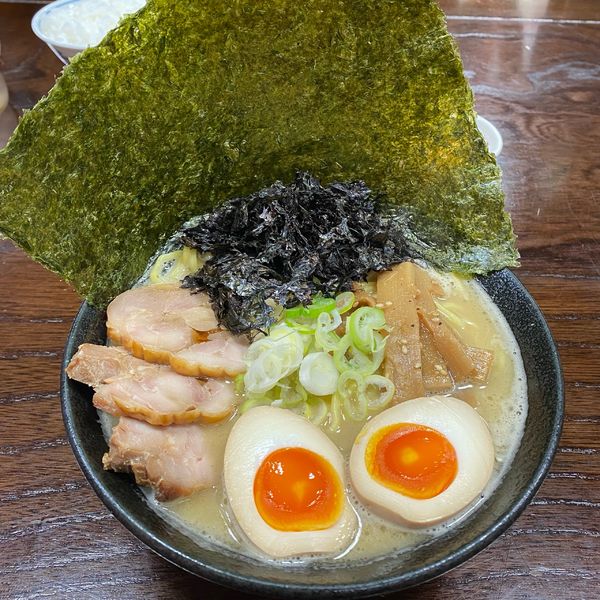 「特製濃厚鶏白湯」@気むずかし家の写真