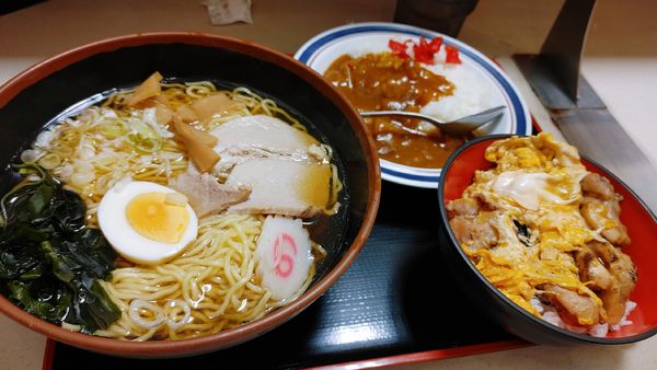 「ラーメン・大盛り・ミニカレー・ミニ炭火親子丼 ￥1,270」@名代 富士そば 川崎東口店の写真