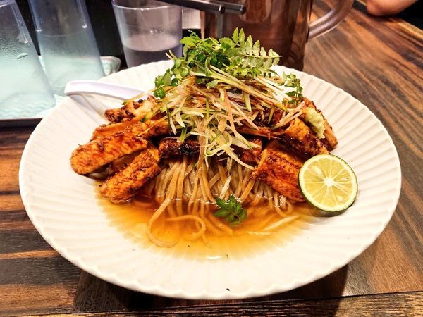 「穴子の地焼きと冷たいカツオ出汁のそば」@稲荷屋の写真