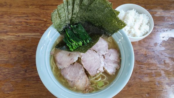 「チャーシューメン中盛＋国産ほうれん草、のり」@まこと家の写真