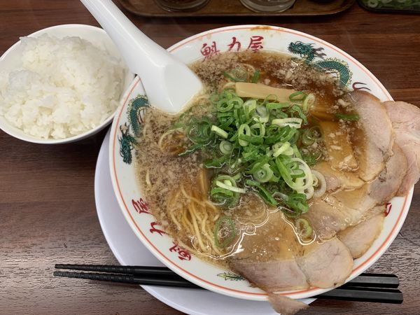 「特製醤油ラーメン670+小ごはん150=820円」@ラーメン魁力屋 北谷店の写真
