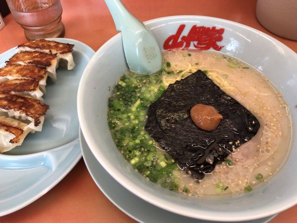 「朝ラーメン(多め、濃いめ)+サービス餃子 490円」@ラーメン山岡家 さいたま宮前店の写真