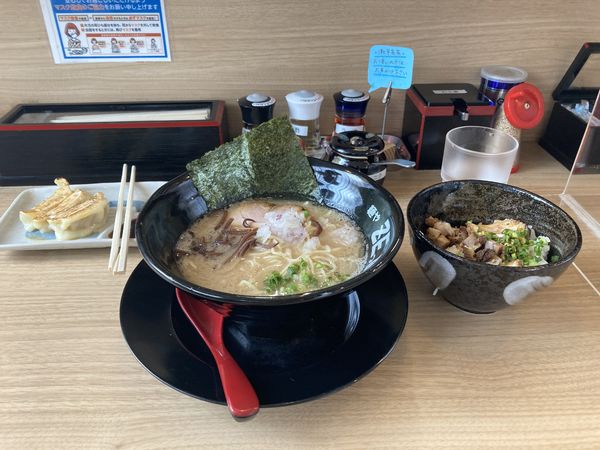 「白とんこつ750円　チャーシュー丼セット300円」@麺や ZEっ豚の写真