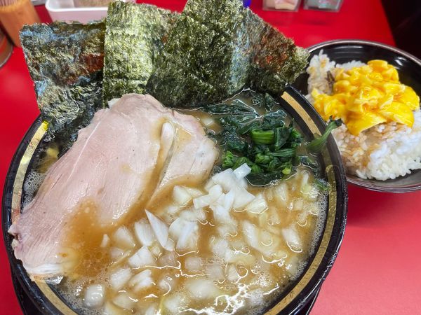 「ラーメン＋玉ネギ＋玉子まぶし」@王道家直伝 との丸家 八潮店の写真