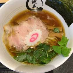 醤油らーめん(972円)