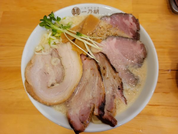 「チャーシューごまらーめん【2種盛り】+煮豚1枚」@一乃胡の写真