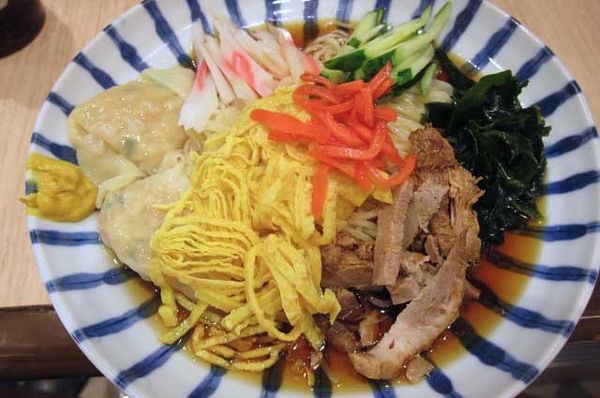 「冷やし中華　630円＋ワンタン　100円」@肉厚わんたん麺と手作り焼売 ら麺亭 浅草支店の写真