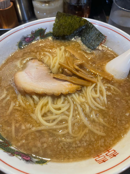 「醤油豚骨らーめん」@麻布ラーメン 慶応三田店の写真