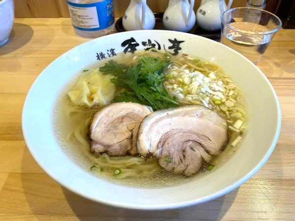 「本丸塩らーめん」@横濱塩ら〜麺 本丸亭 川越店の写真