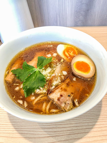 「特製醤油らーめん+鶏チャーシューご飯」@らーめん藁の写真